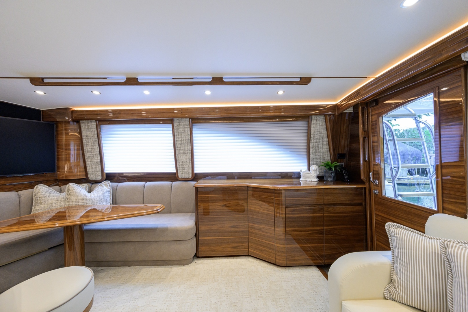 2024 Viking 54 Convertible - Image 5