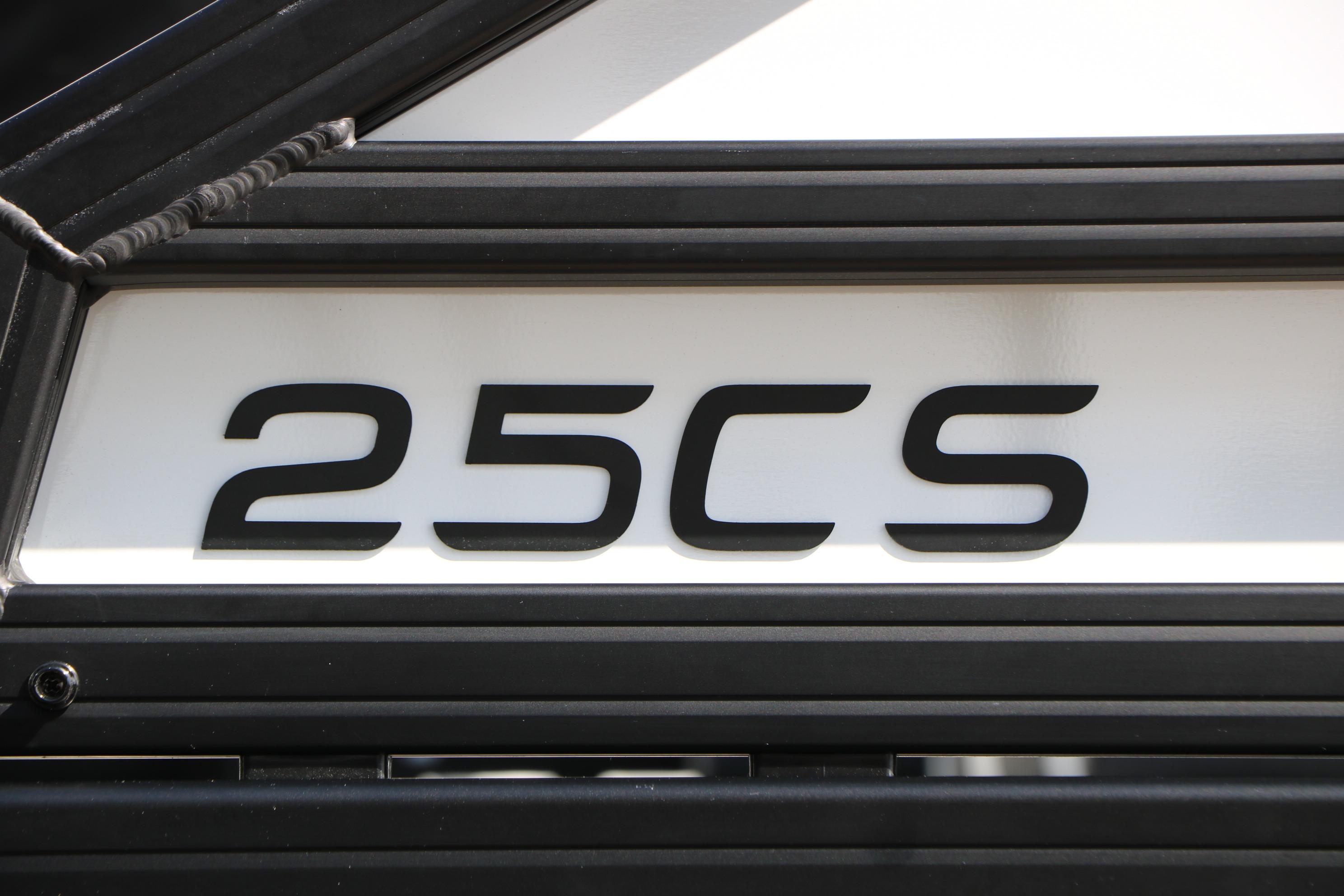 Close-up of Evotti 725 CS Tri-Toon 2026 model emblem, showcasing '25CS' lettering.
