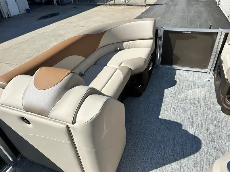 2026 Avalon LSZ Versatile Rear Lounger 23FT - 6