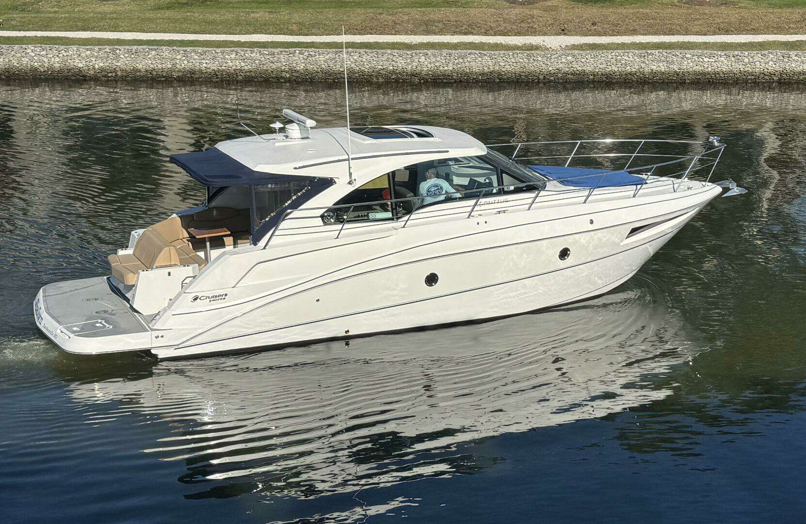 2014 Cruisers Yachts — - Image 31