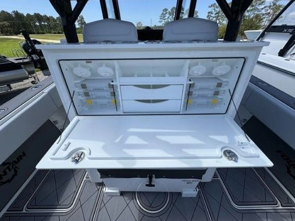 Fountain 38 Tournament Edition 2023, fishing station with storage and workspace.
