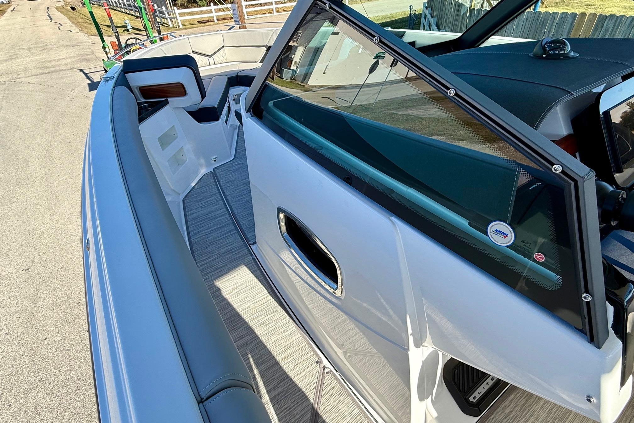 Monterey Elite 30 OB 2026, modern boat design, interior view.