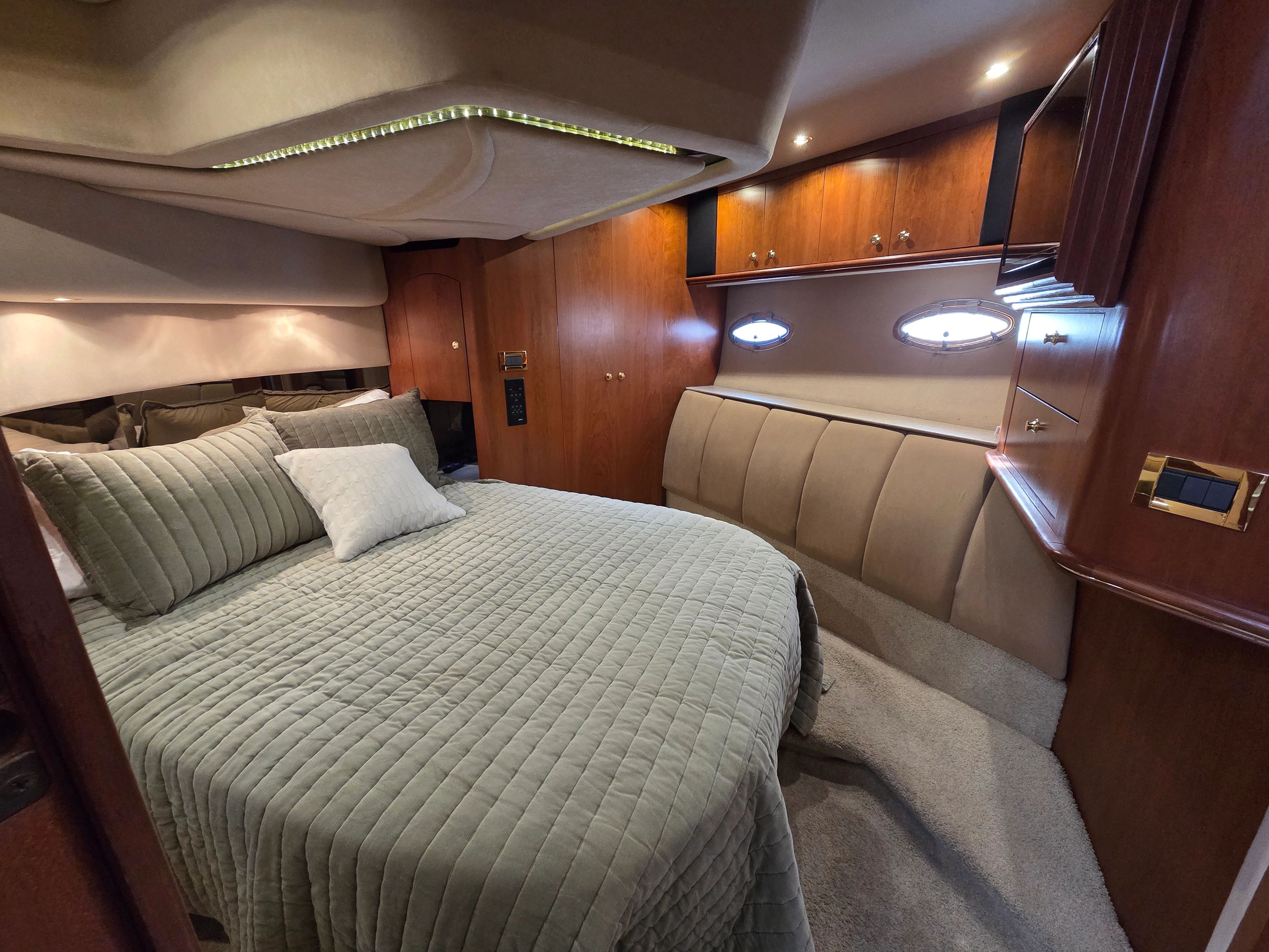 Luxurious cabin of the 2000 Cruisers Yachts Sport 50.