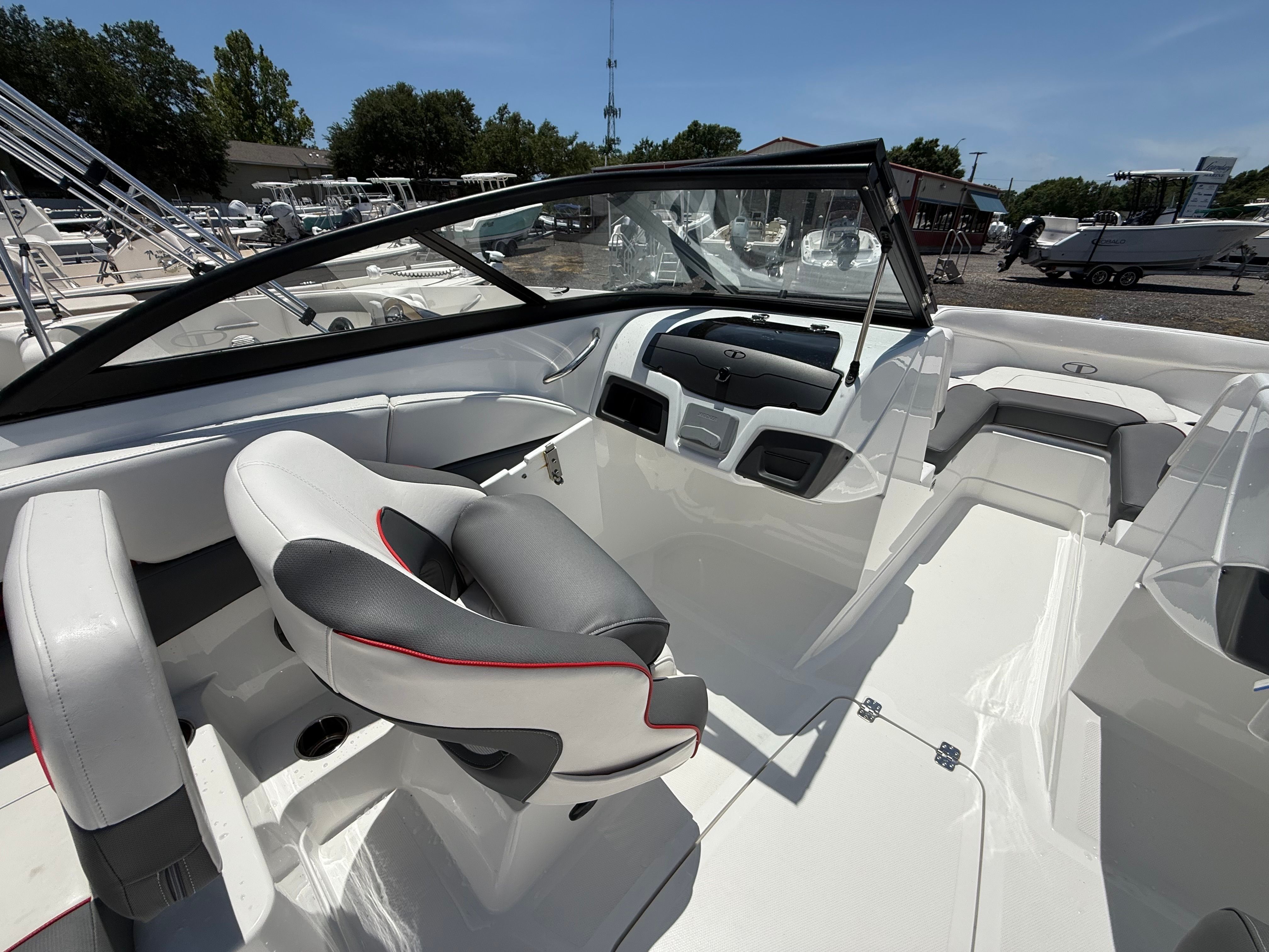 2023 TAHOE 210 S - Image 16