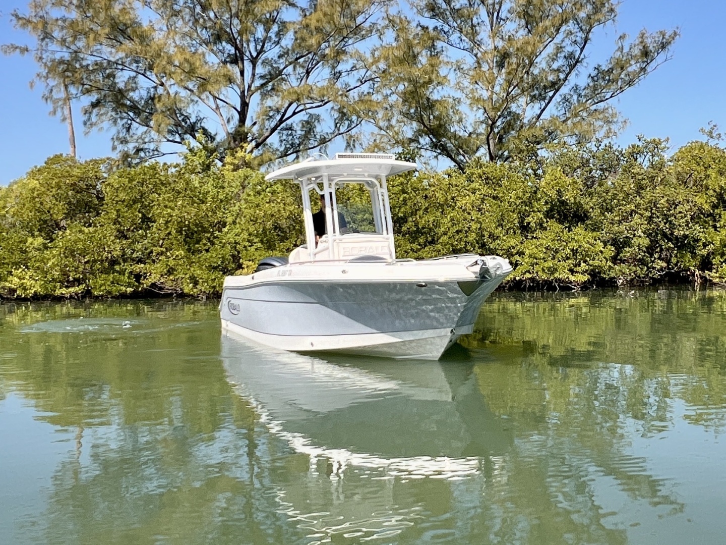 2021 Robalo R242 Explorer - Image 5