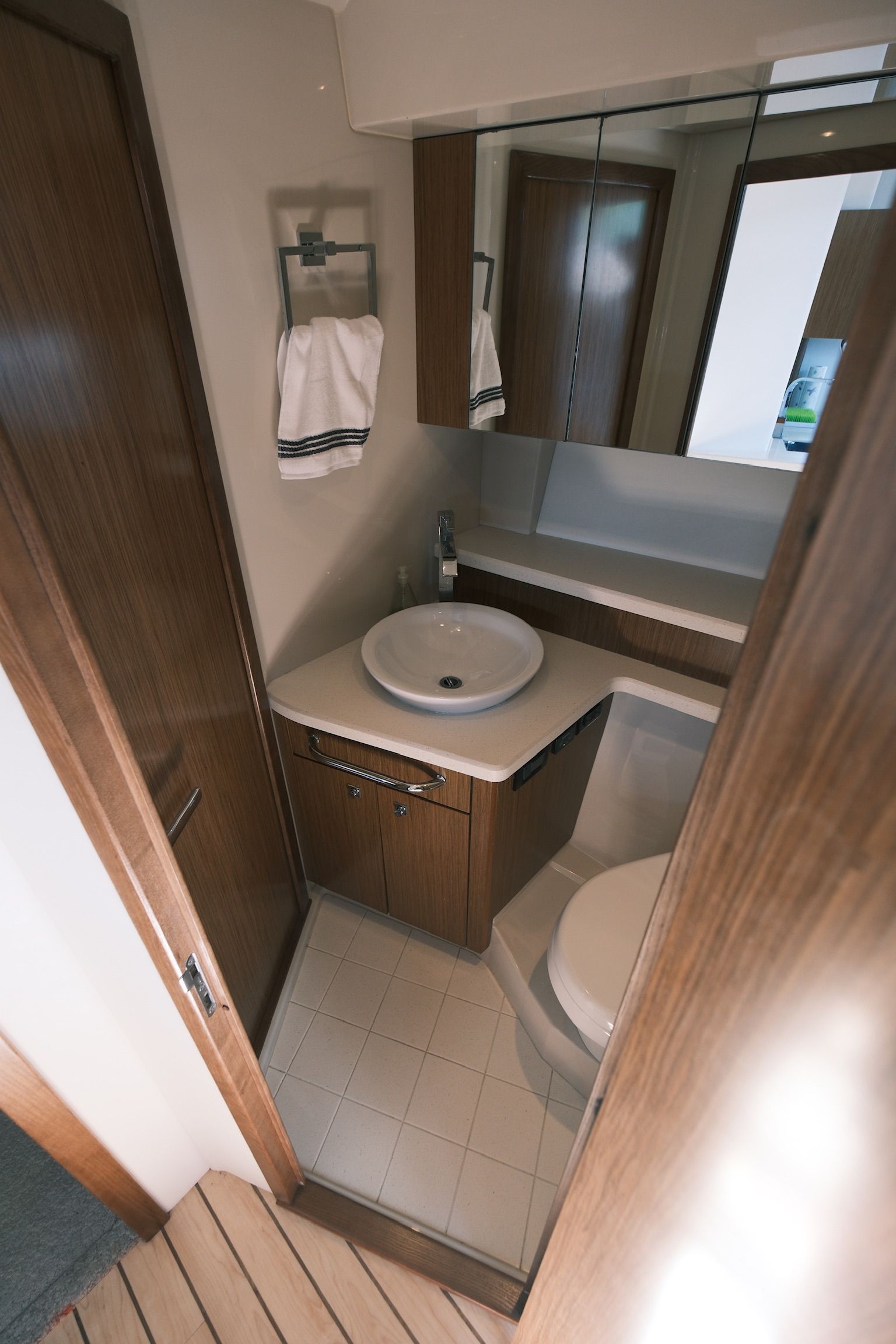 2015 Cruisers Yachts 48 Cantius - 11