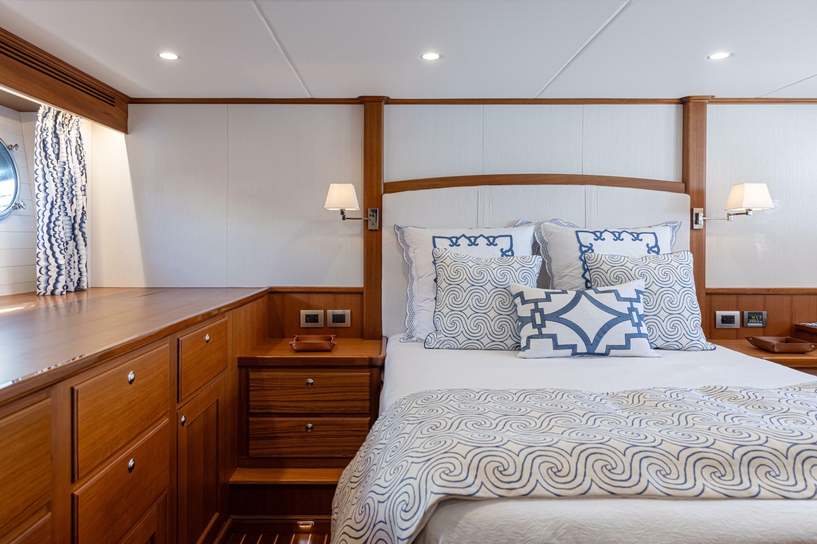 2027 Hunt Yachts 63 Express - Image 5