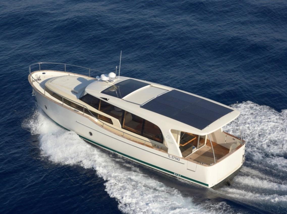 Greenline 40 Yacht 2023 cruising on open sea.