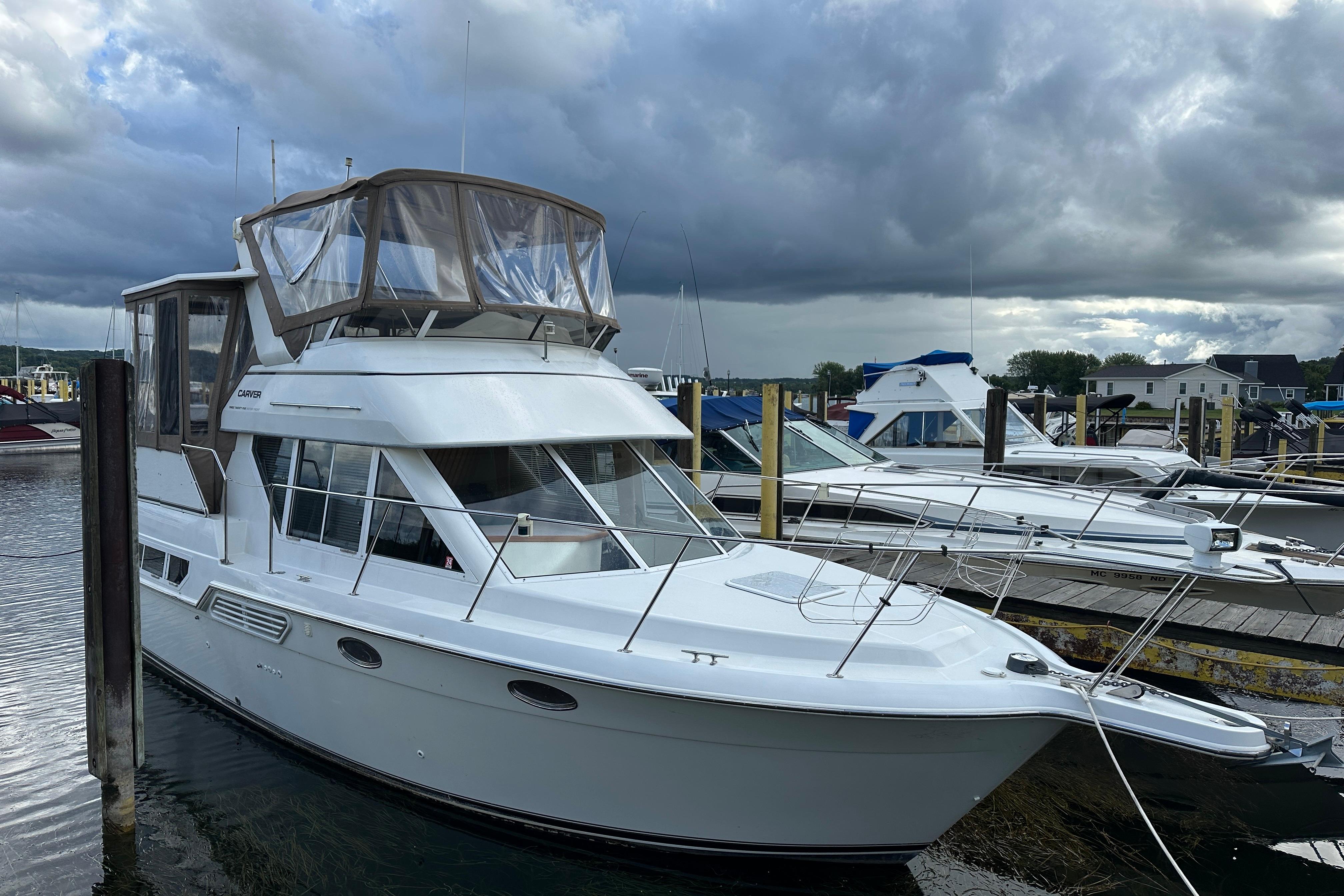 1997 Carver 325 Aft Cabin Motor Yacht