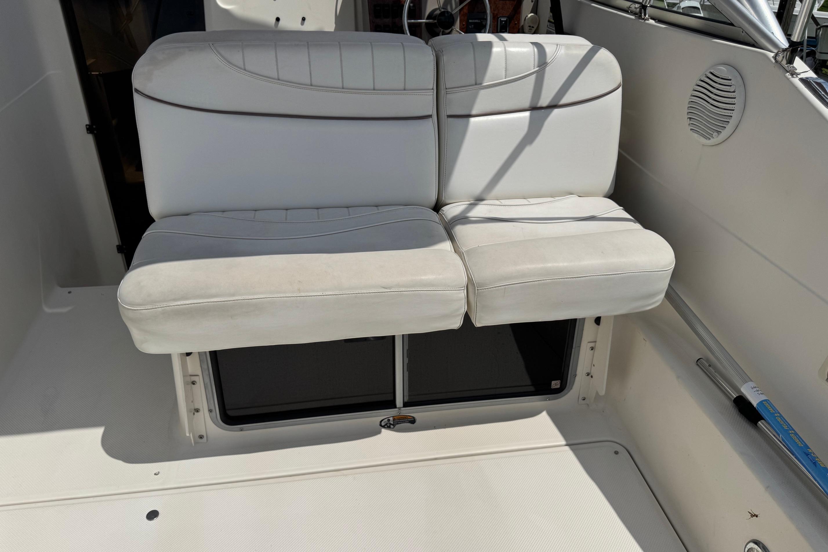 White seating area on a 2000 Maxum 2400 SCR boat.