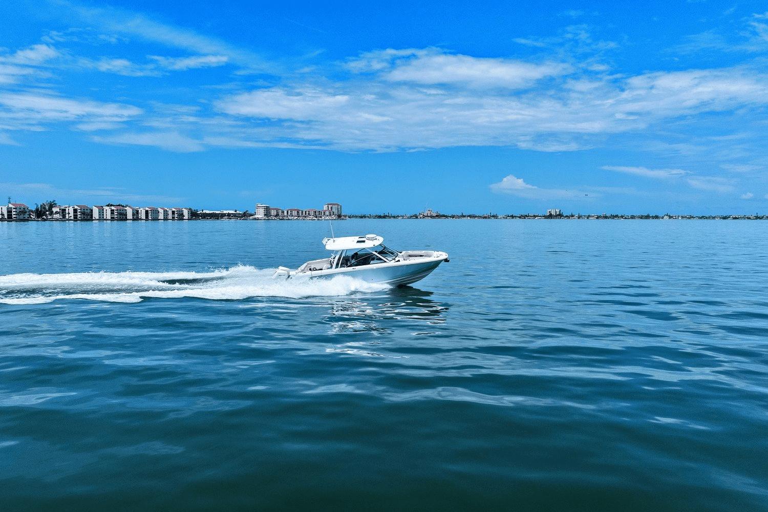 2020 Boston Whaler 320 Vantage - 9