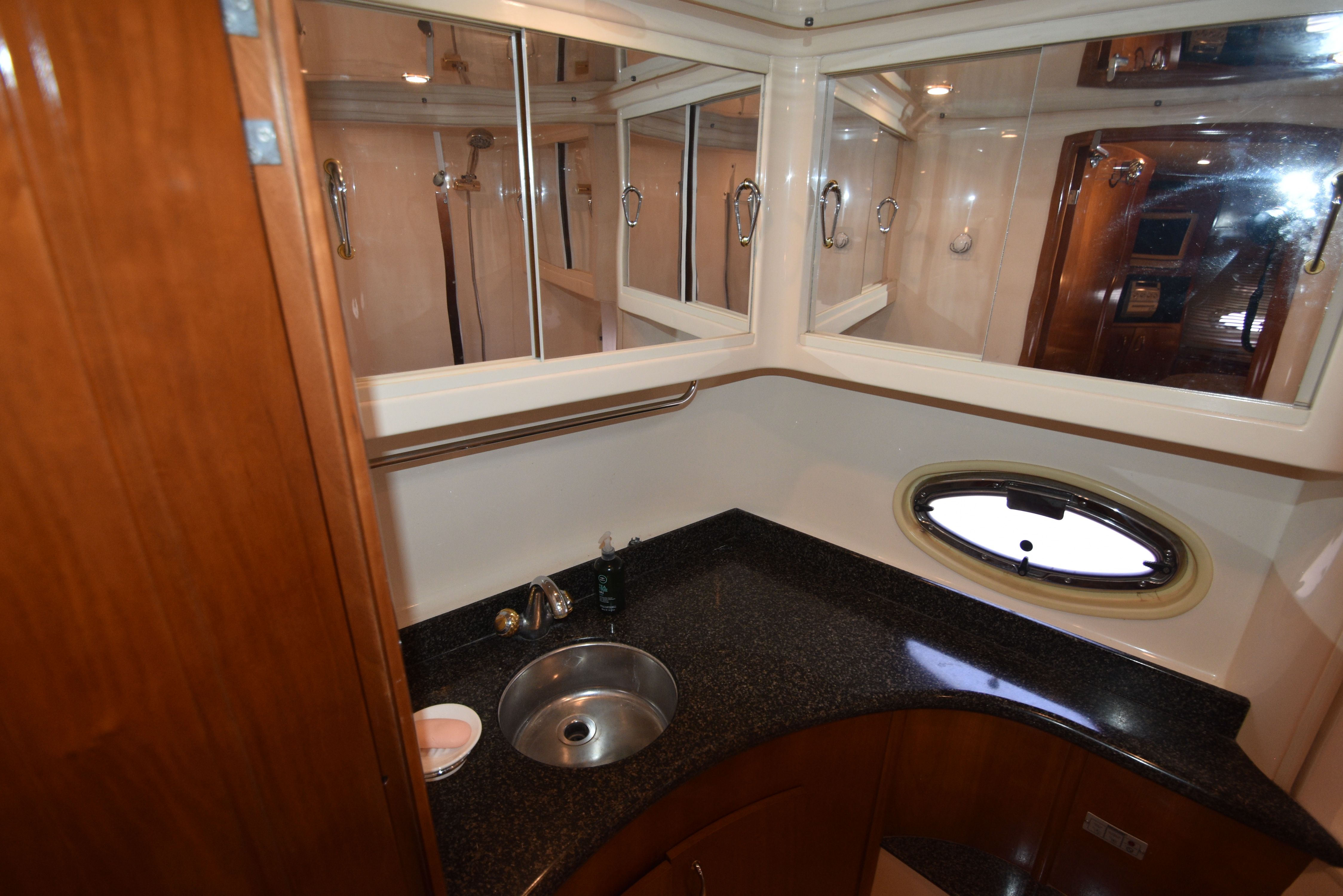 2004 Carver 466 Motor Yacht - 54