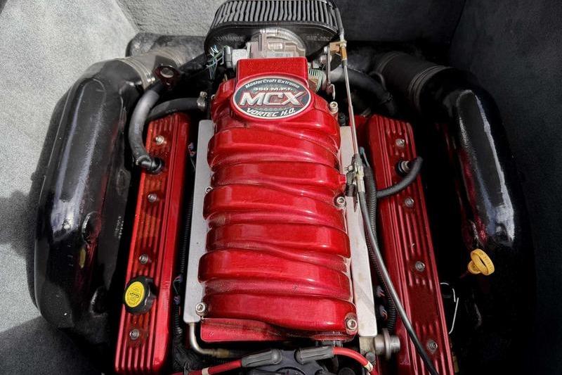 2004 MasterCraft XStar engine with red MCX Vortec cover, showcasing powerful marine performance.
