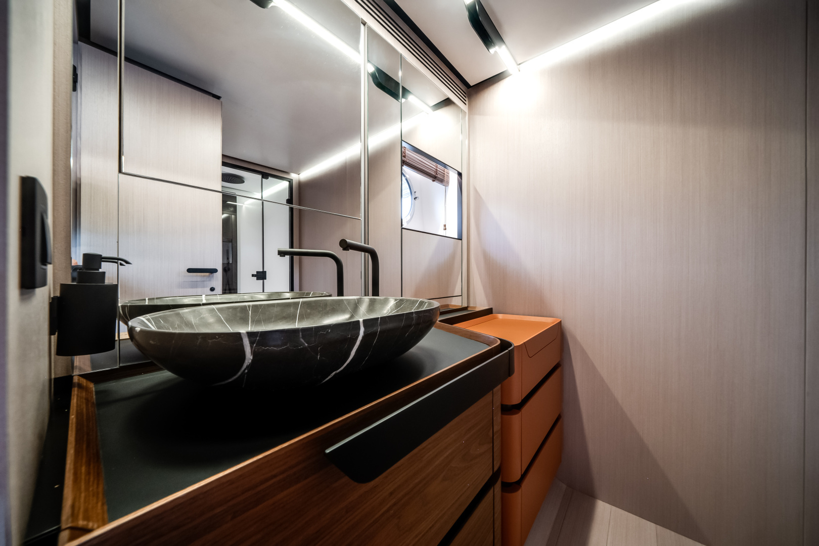 2026 Azimut S8 - Image 39