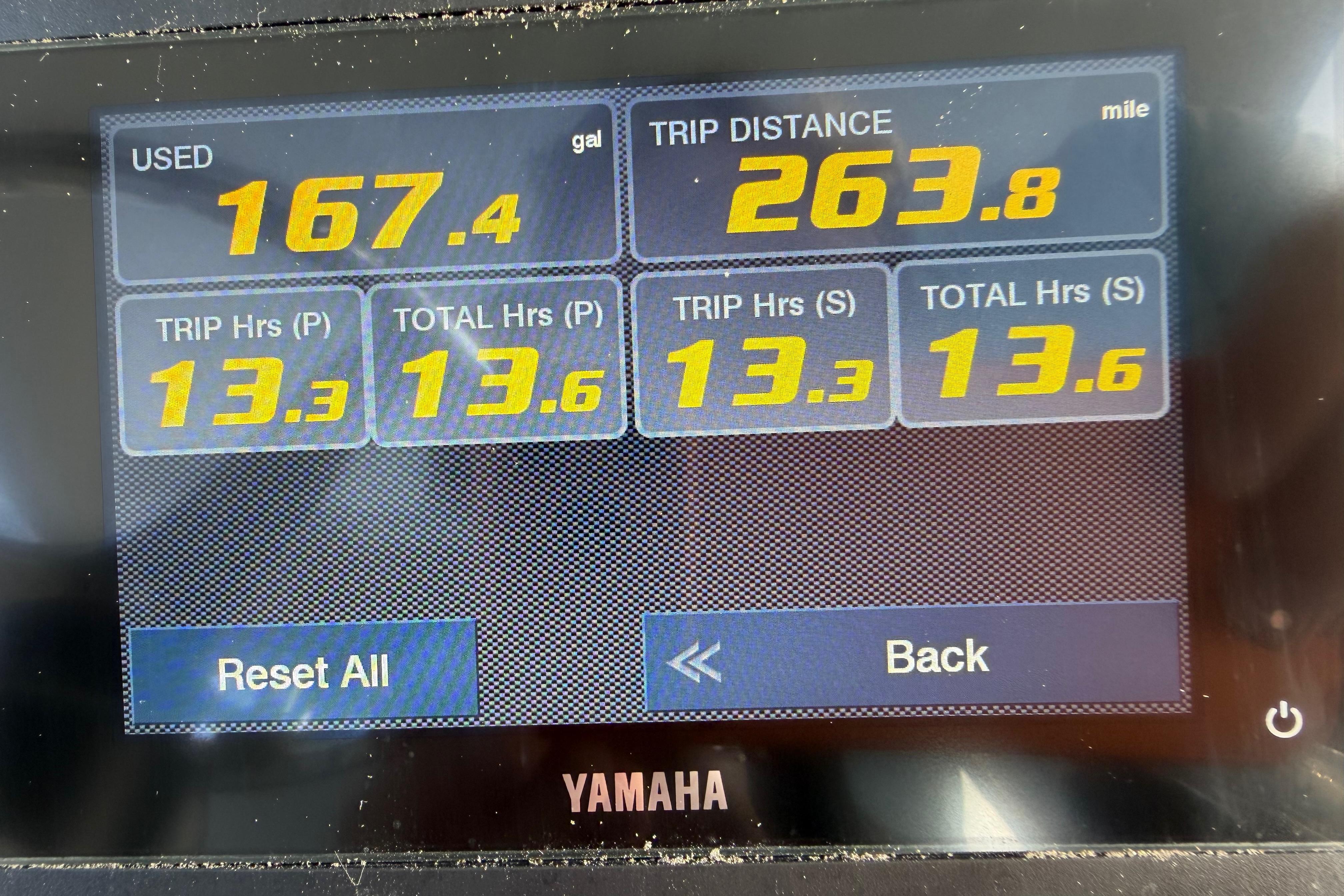 Yamaha display showing fuel usage and trip data for Twin Vee 280 GFX2 CC, 2026 model.