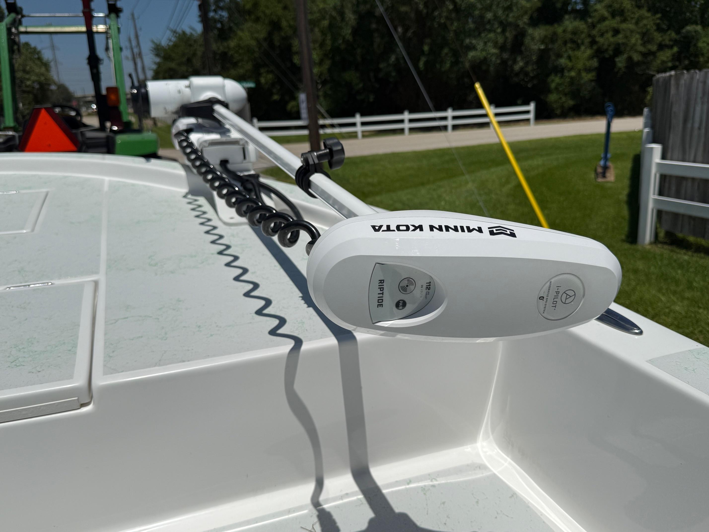 Minn Kota trolling motor on 2023 Shallow Sport 24 Sport boat deck.