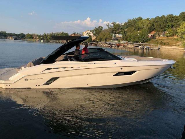 2019 Cruisers Yachts 338 Bow Rider