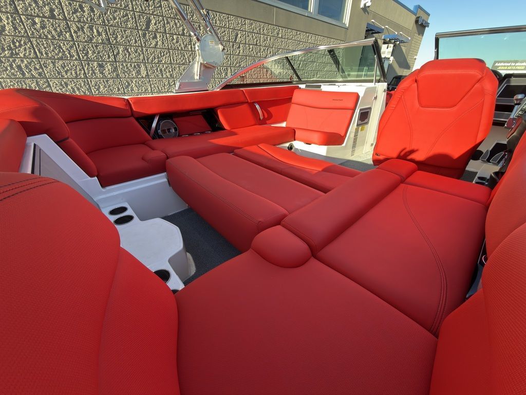 2019 MasterCraft XT22 - 30