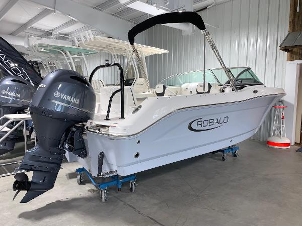 2024 Robalo R207 Dual Console boat with Yamaha outboard motor in showroom.