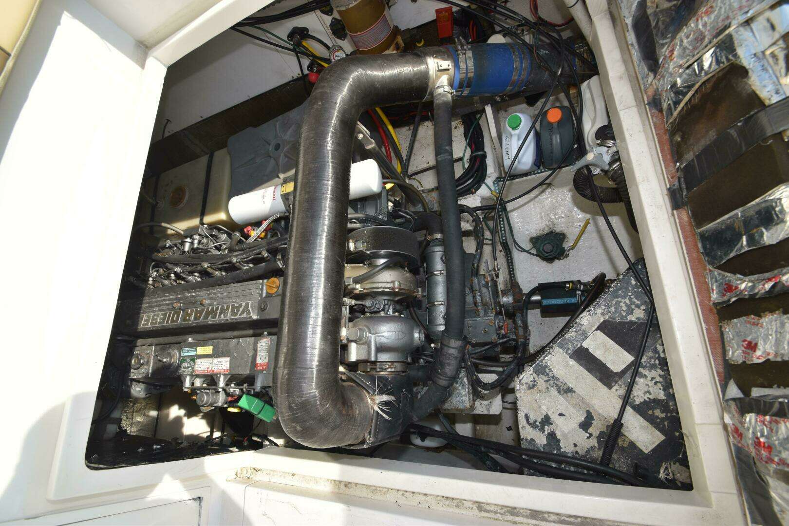 2002 Jupiter 35 Convertible - Image 11