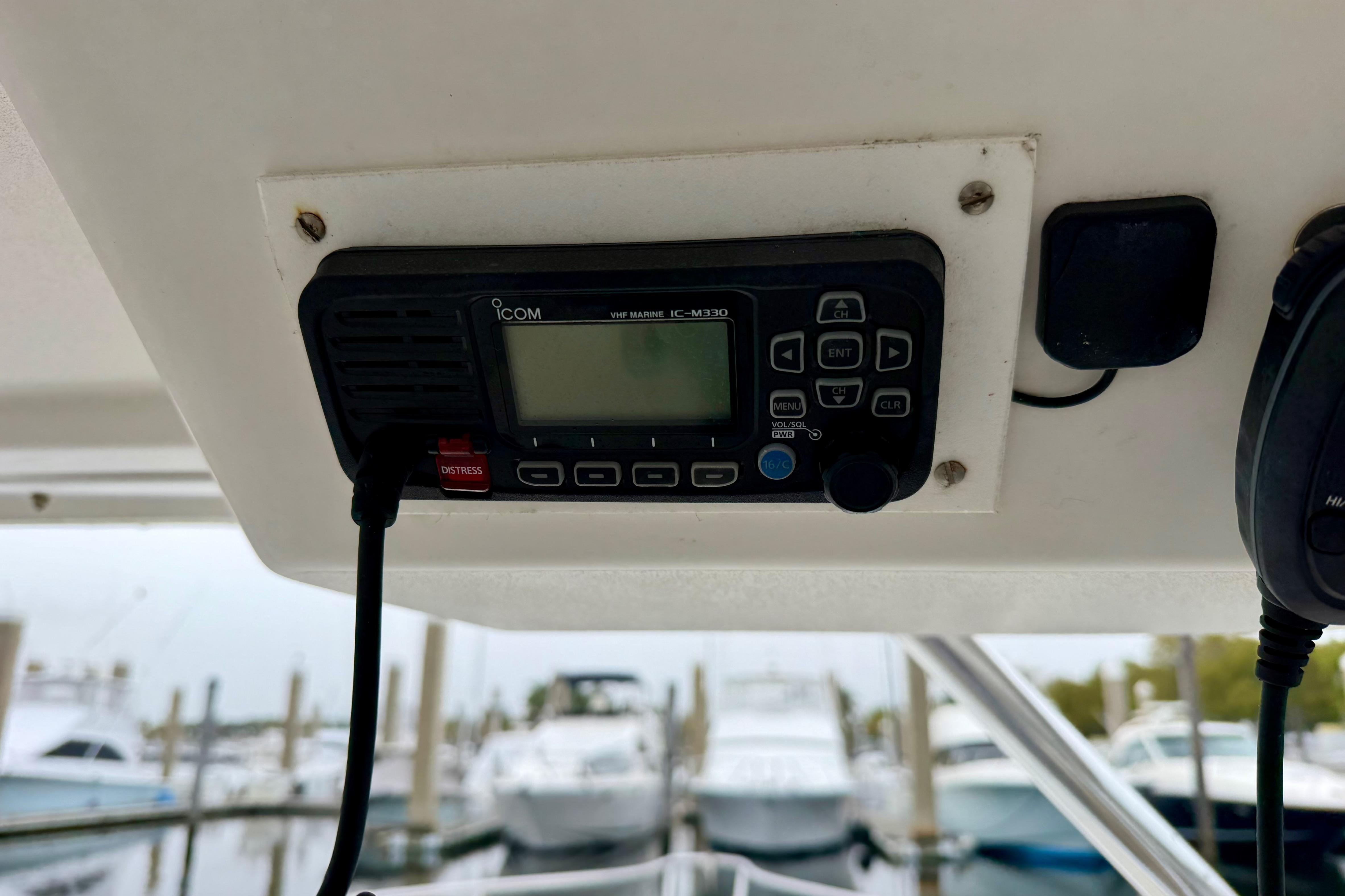 VHF marine radio on 2006 Seaswirl Striper 2901 Walkaround O/B boat dashboard.