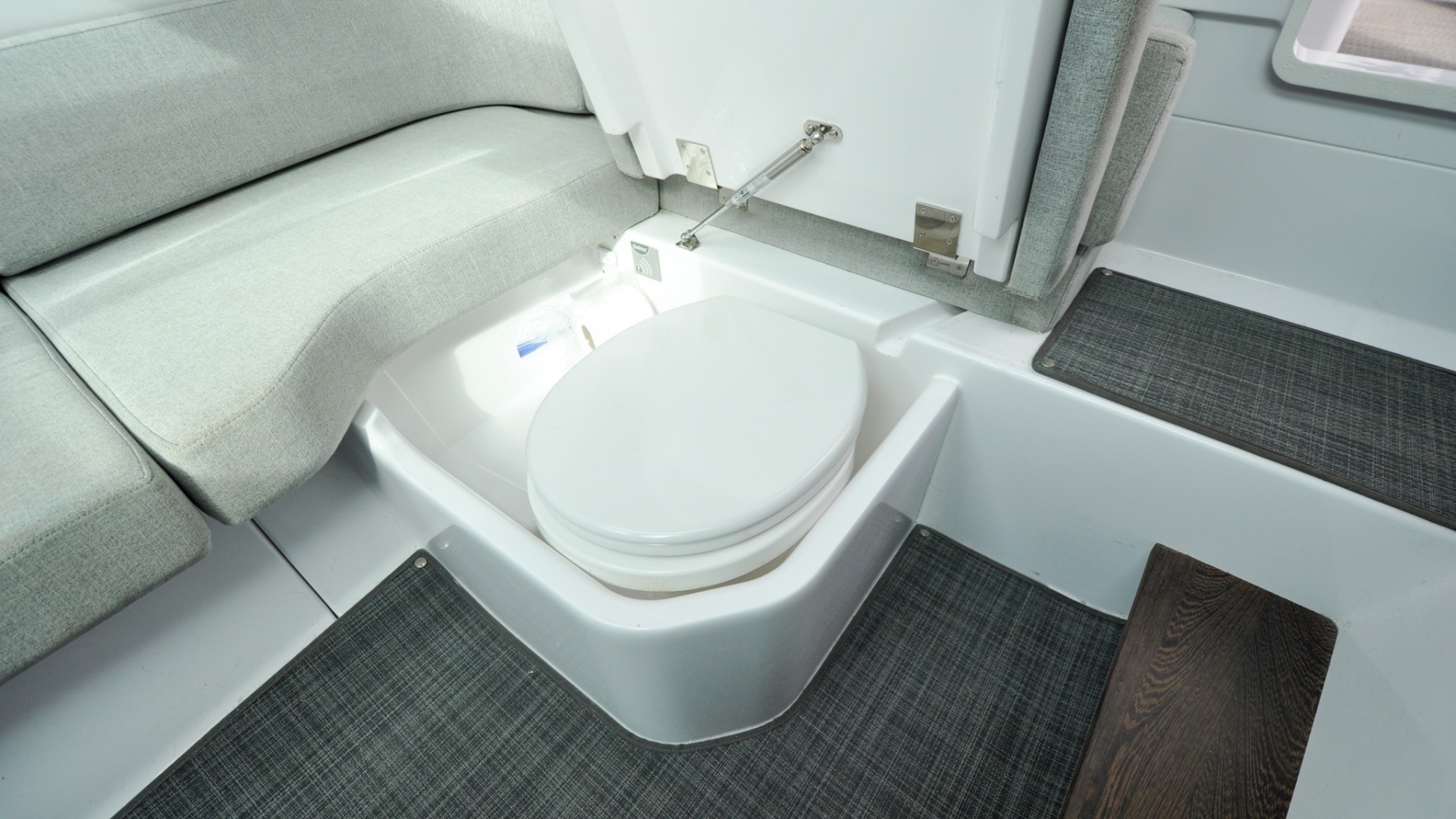 2022 Axopar 37XC - Image 78