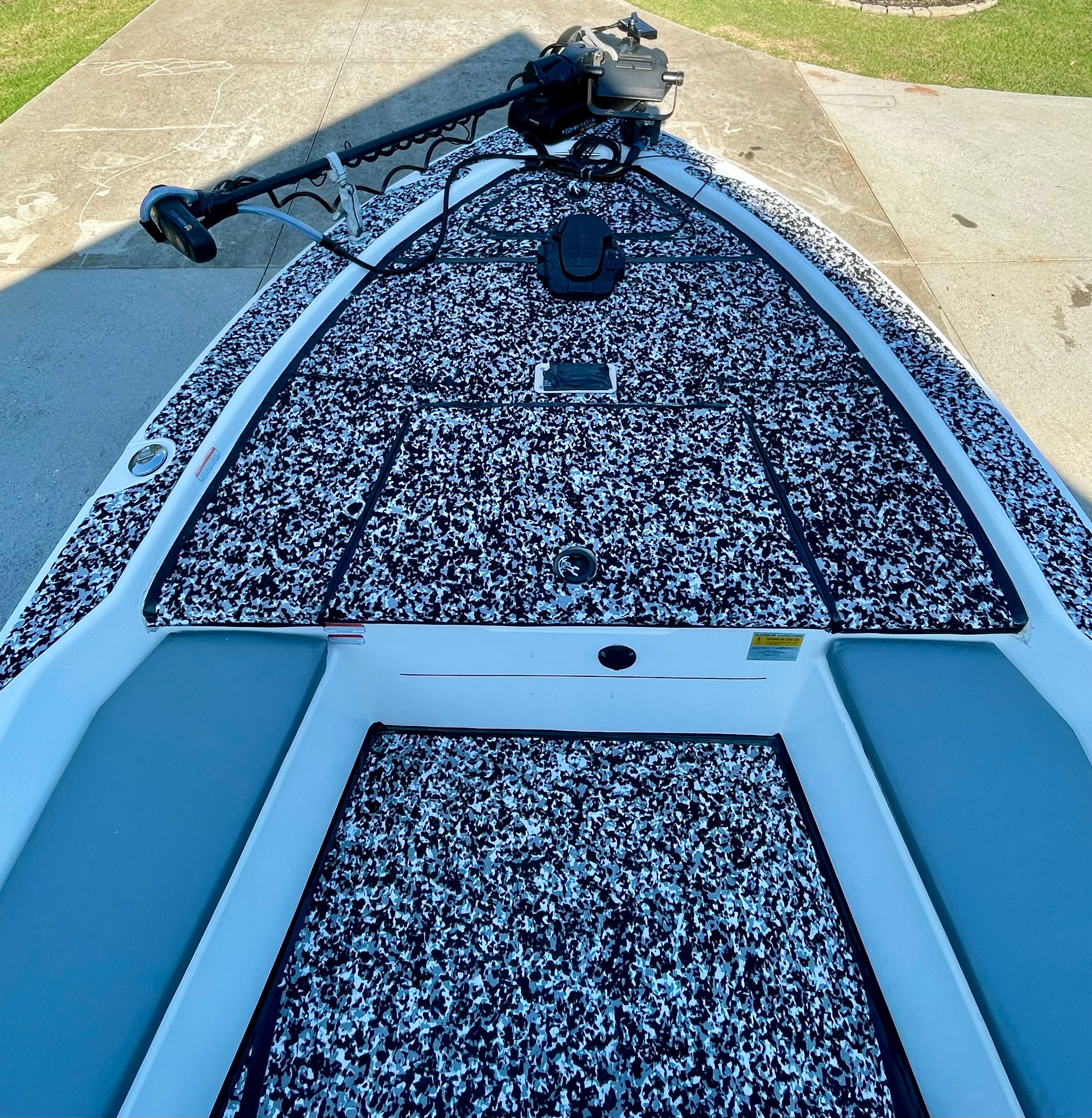 The image shows the deck of a 2006 Mako 2101 Inshore boat with a speckled pattern.