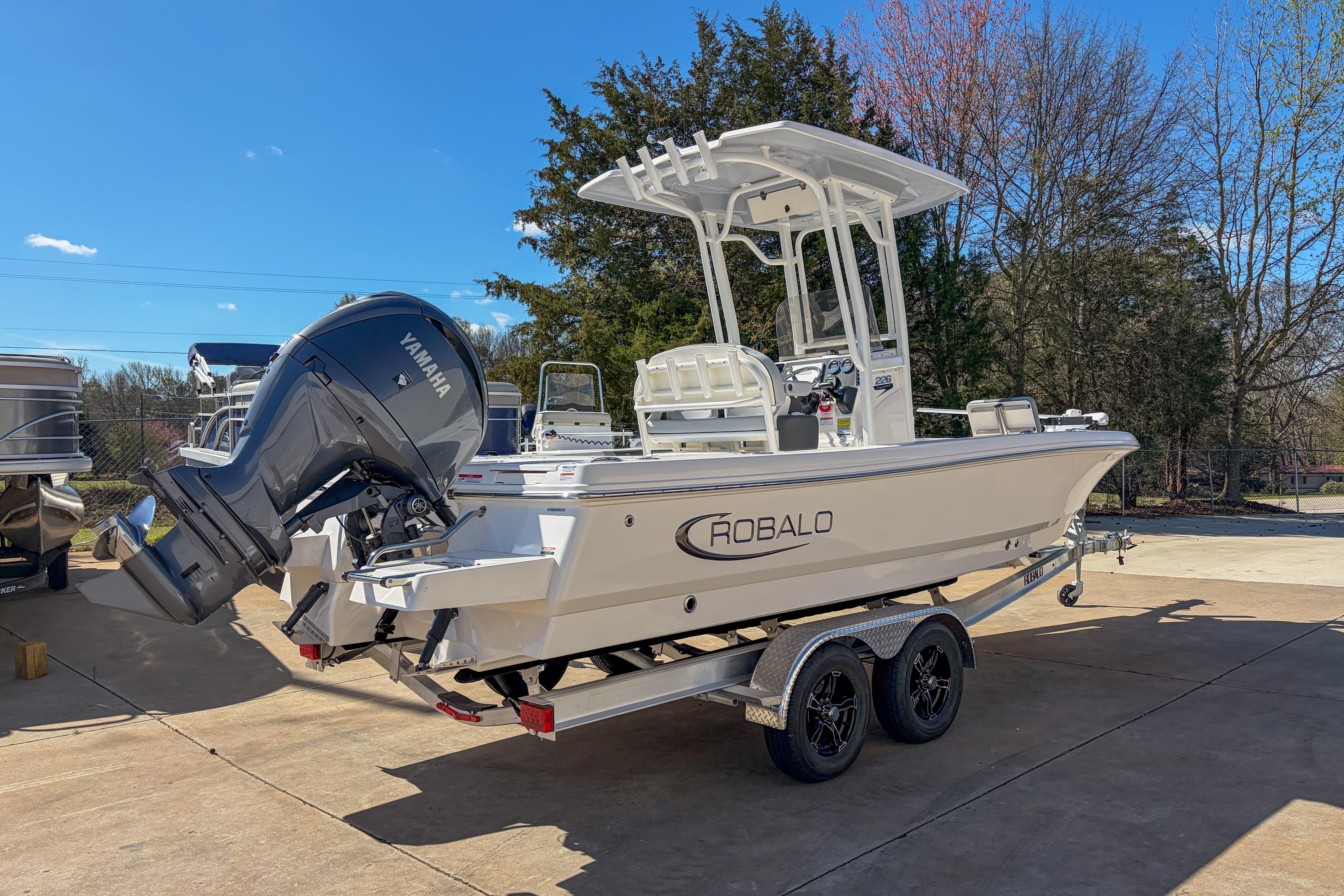 2025 Robalo 226 Cayman