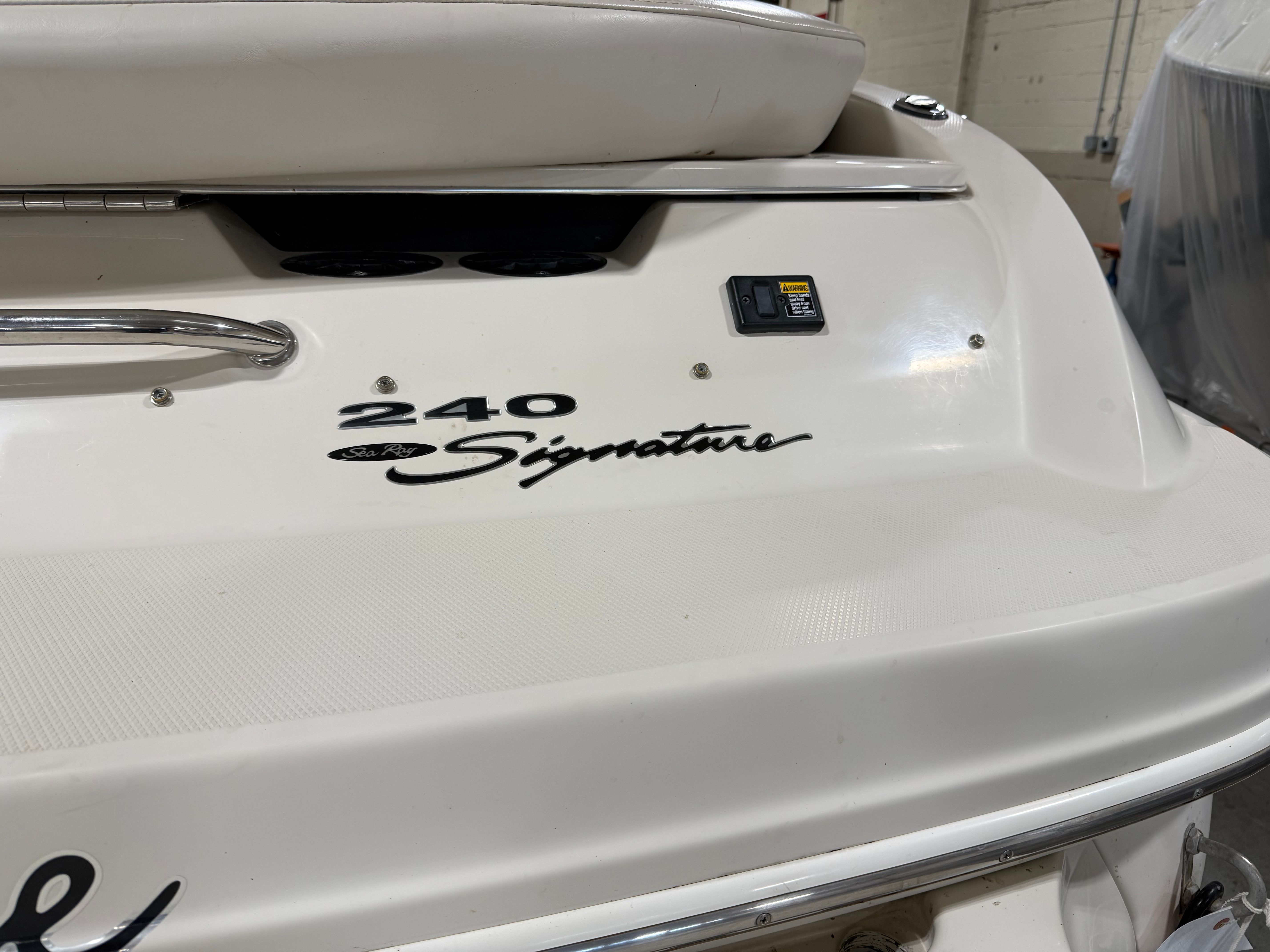 Sea Ray 240 SIGNATURE boat hull, year 2003.