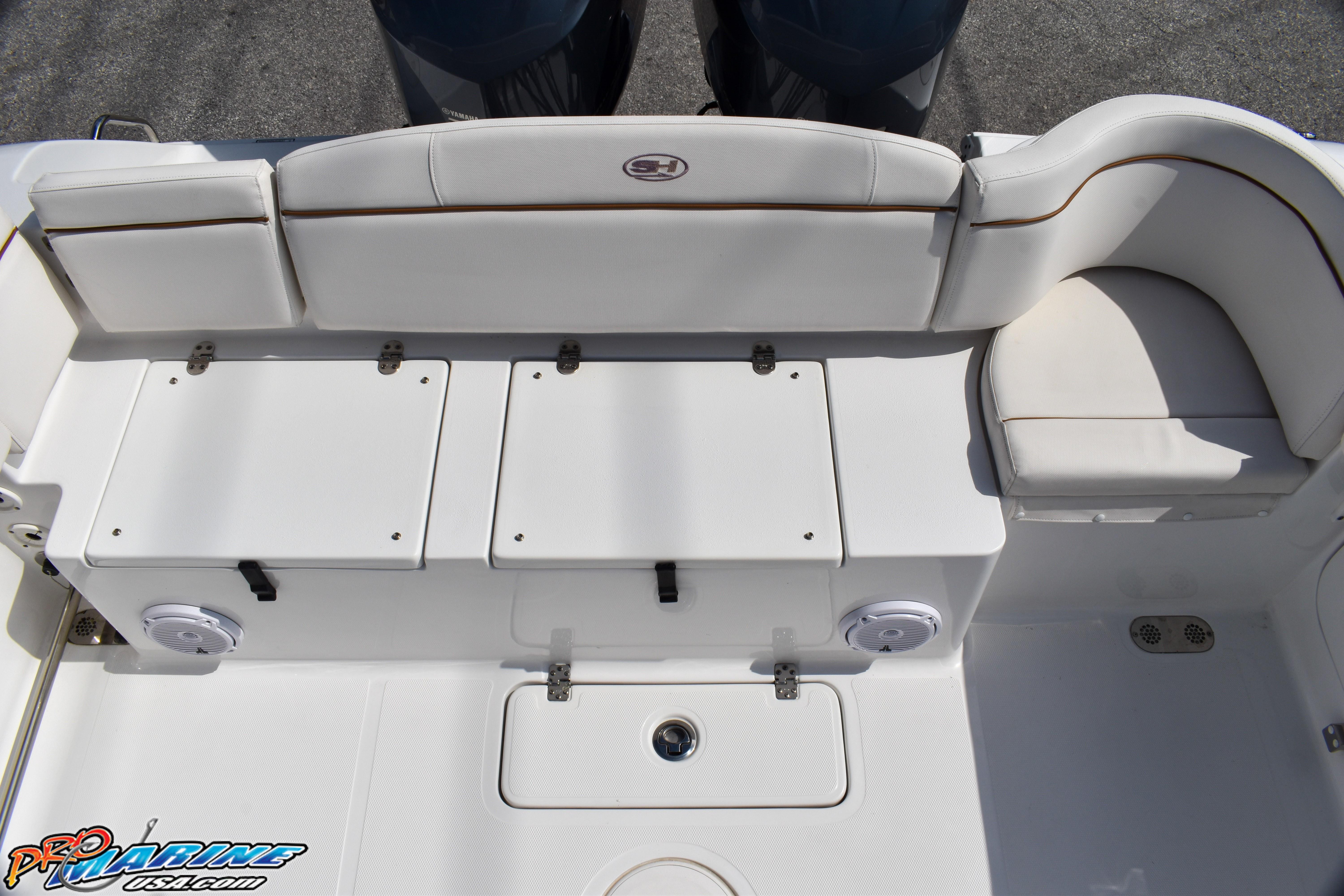 Rear view of 2019 Sea Hunt Ultra 275 SE boat.