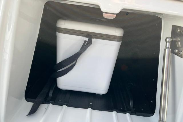 Storage compartment with cooler in 2021 Yamaha Boats 275SD.