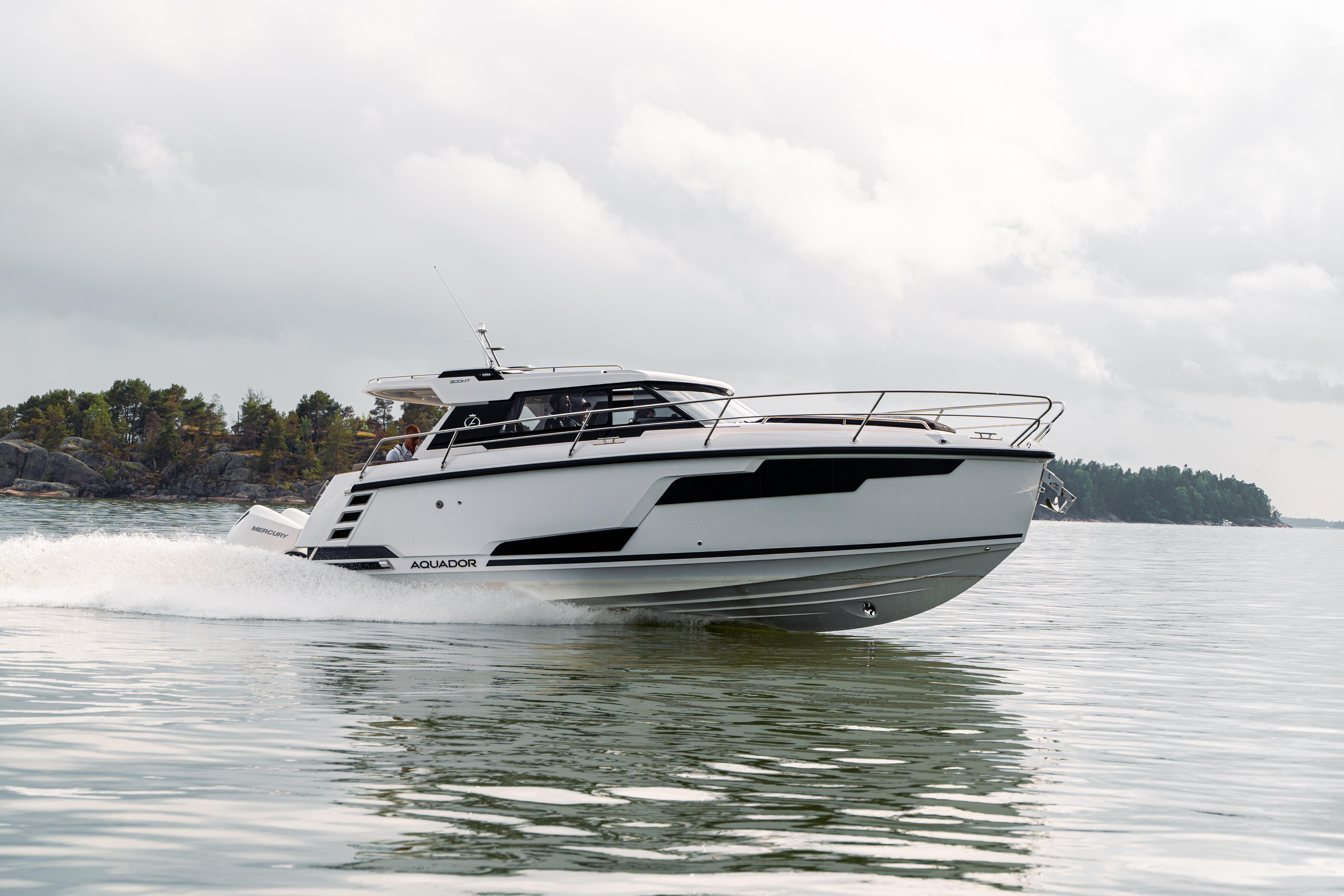 2025 Aquador 300 HT
