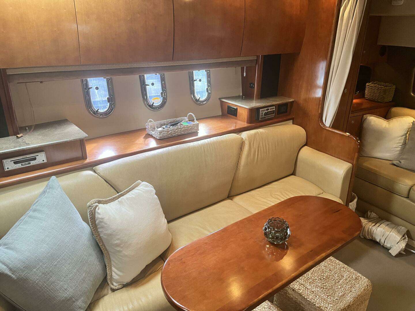 2008 Cruisers Yachts 390 Sport Coupe - Image 24