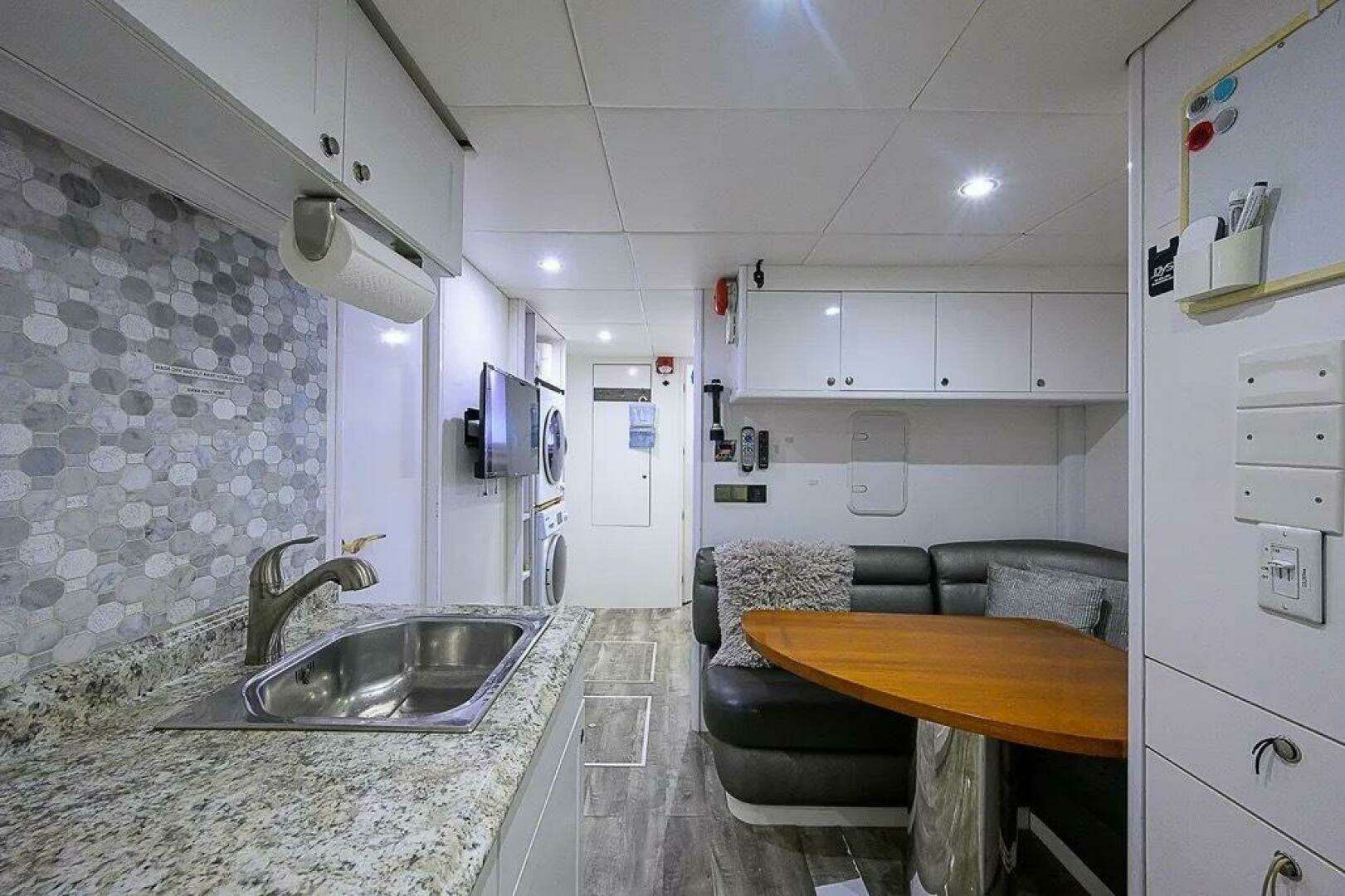 2005 DMB Danube Motor Yacht - Image 10