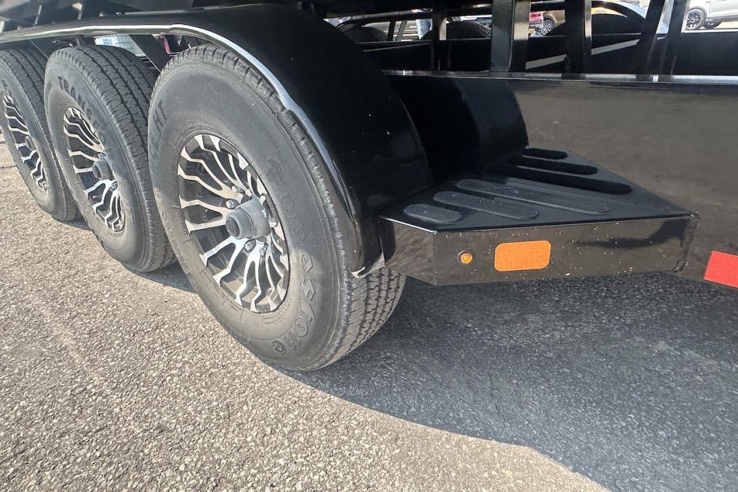 Triple axle trailer with stylish rims, Wright Performance 420, 2018 model.