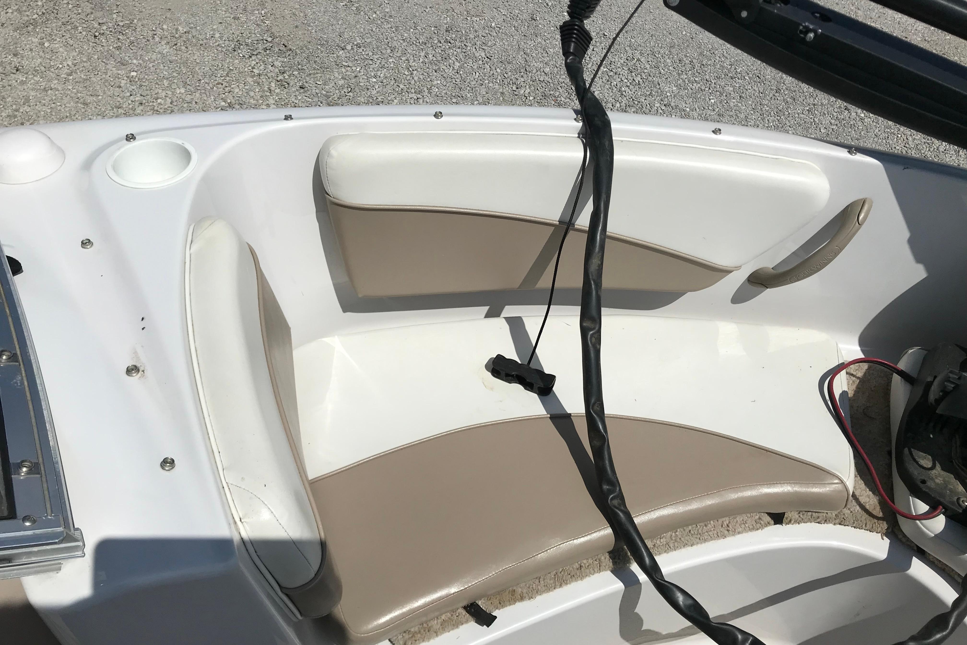 Interior seating of 2005 Four Winns 180 Horizon FS boat, featuring beige and white upholstery.