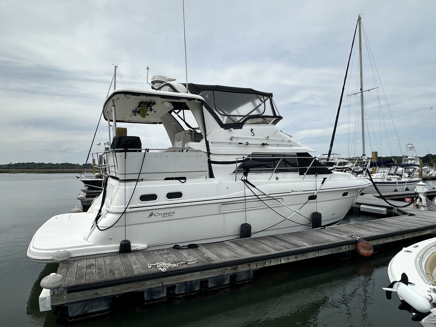1998 Cruisers Yachts 3650 Aft Cabin - Image 9