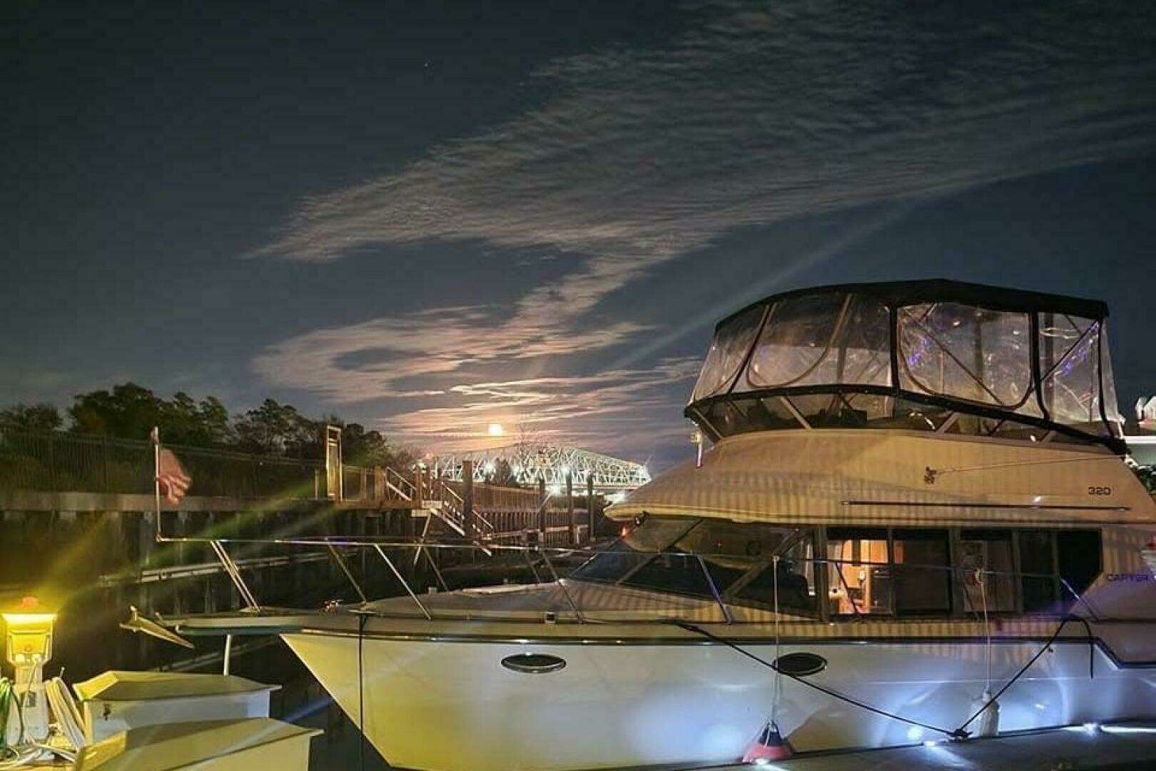 1996 Carver 320 Voyager - Image 28