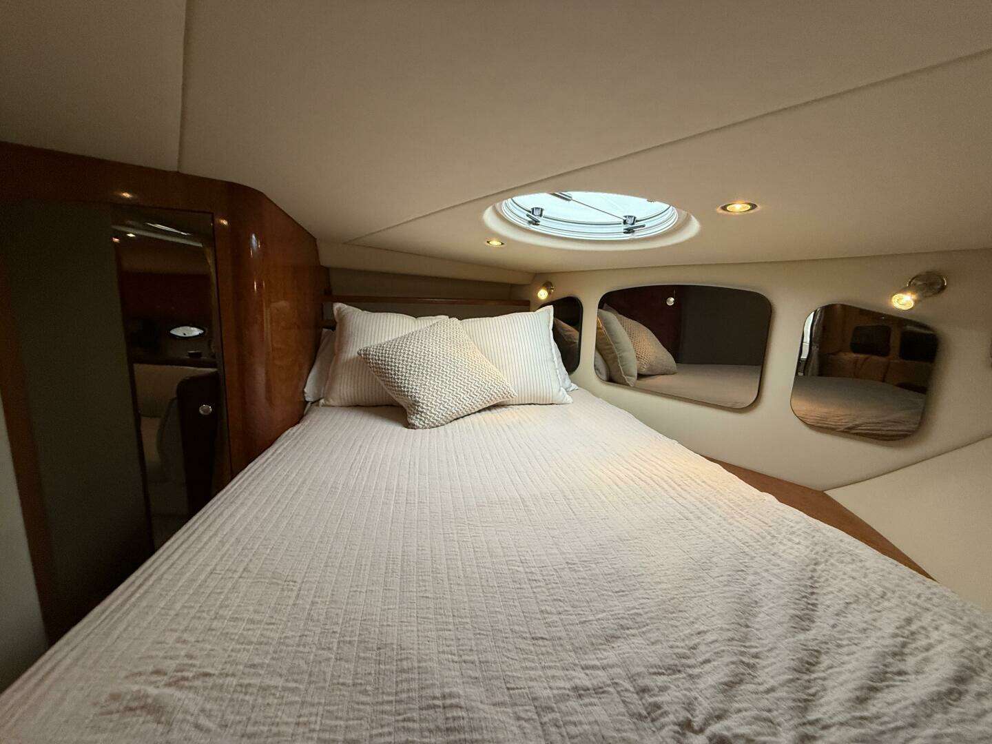2004 Cruisers 370 Express - Image 35