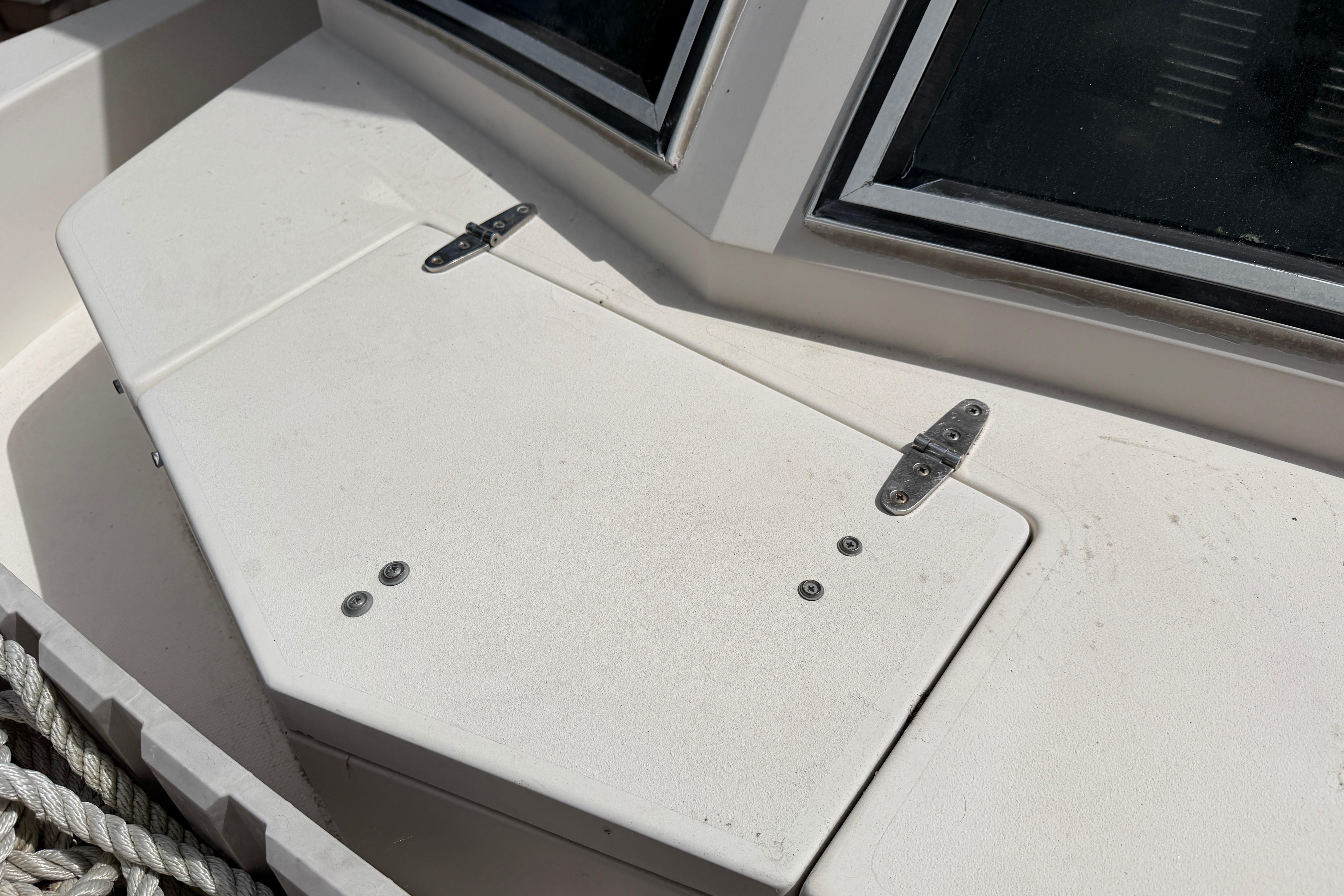 1987 Grady-White Seafarer 226 boat deck with storage hatch and rope.