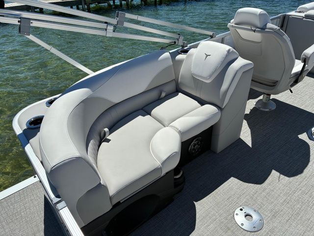 2026 Tahoe 2185 LTZ Quad Lounger - 9