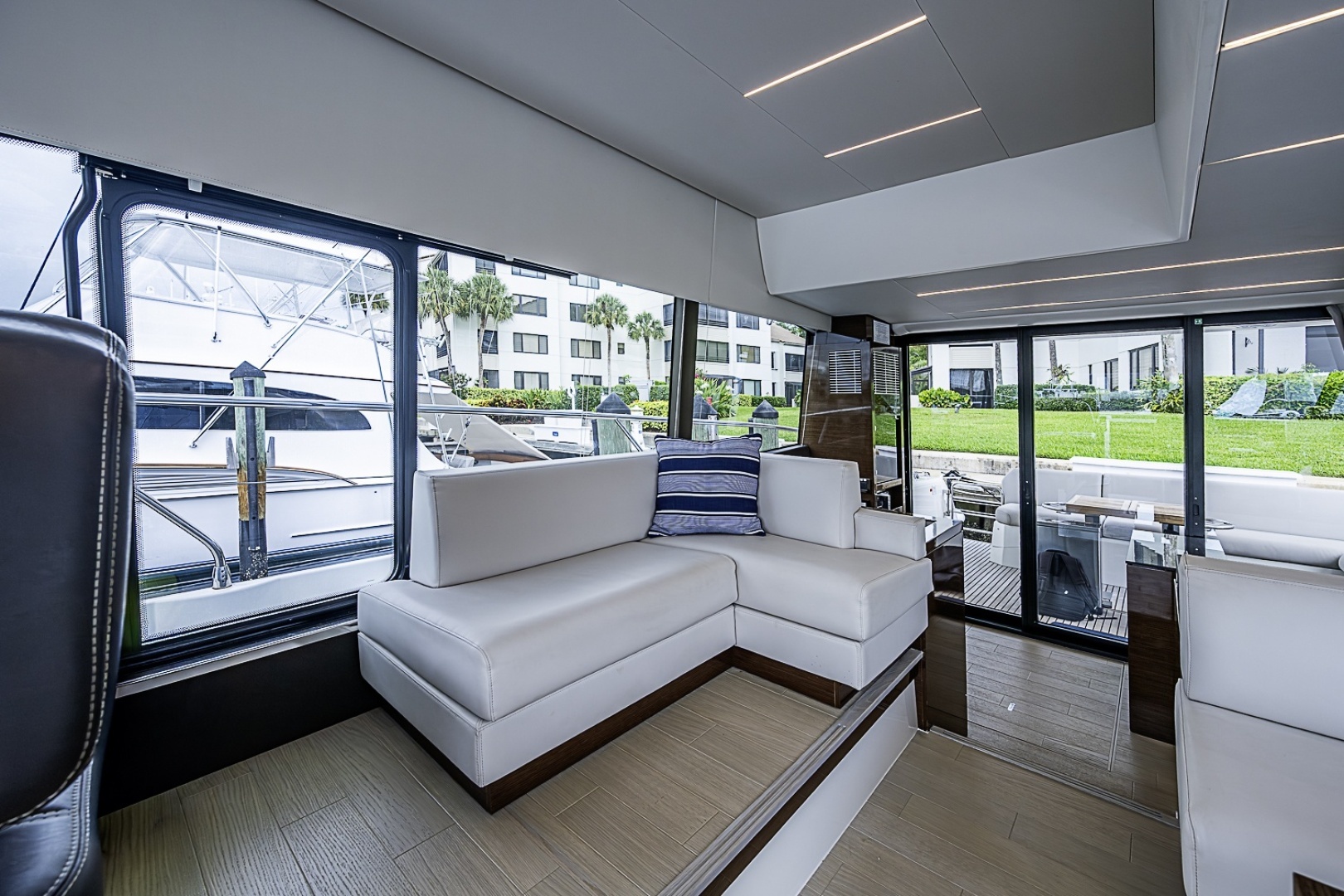 2021 Prestige 520 - Image 32