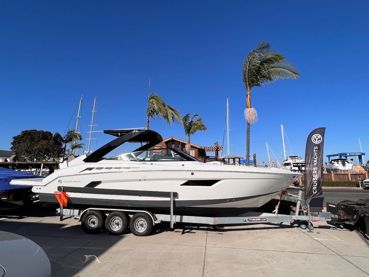 2019 Cruisers Yachts 338 CX South Beach Bow Rider