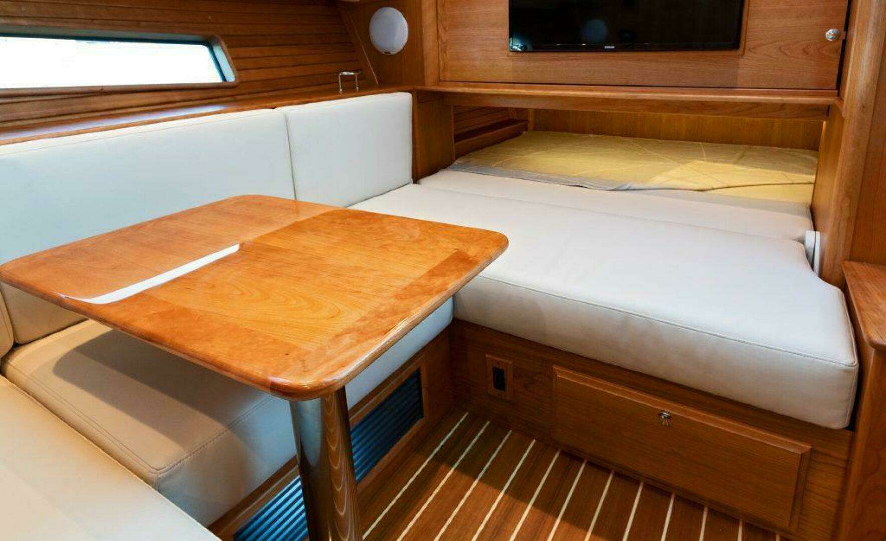 2027 Sabre 43 Salon Express - Image 26