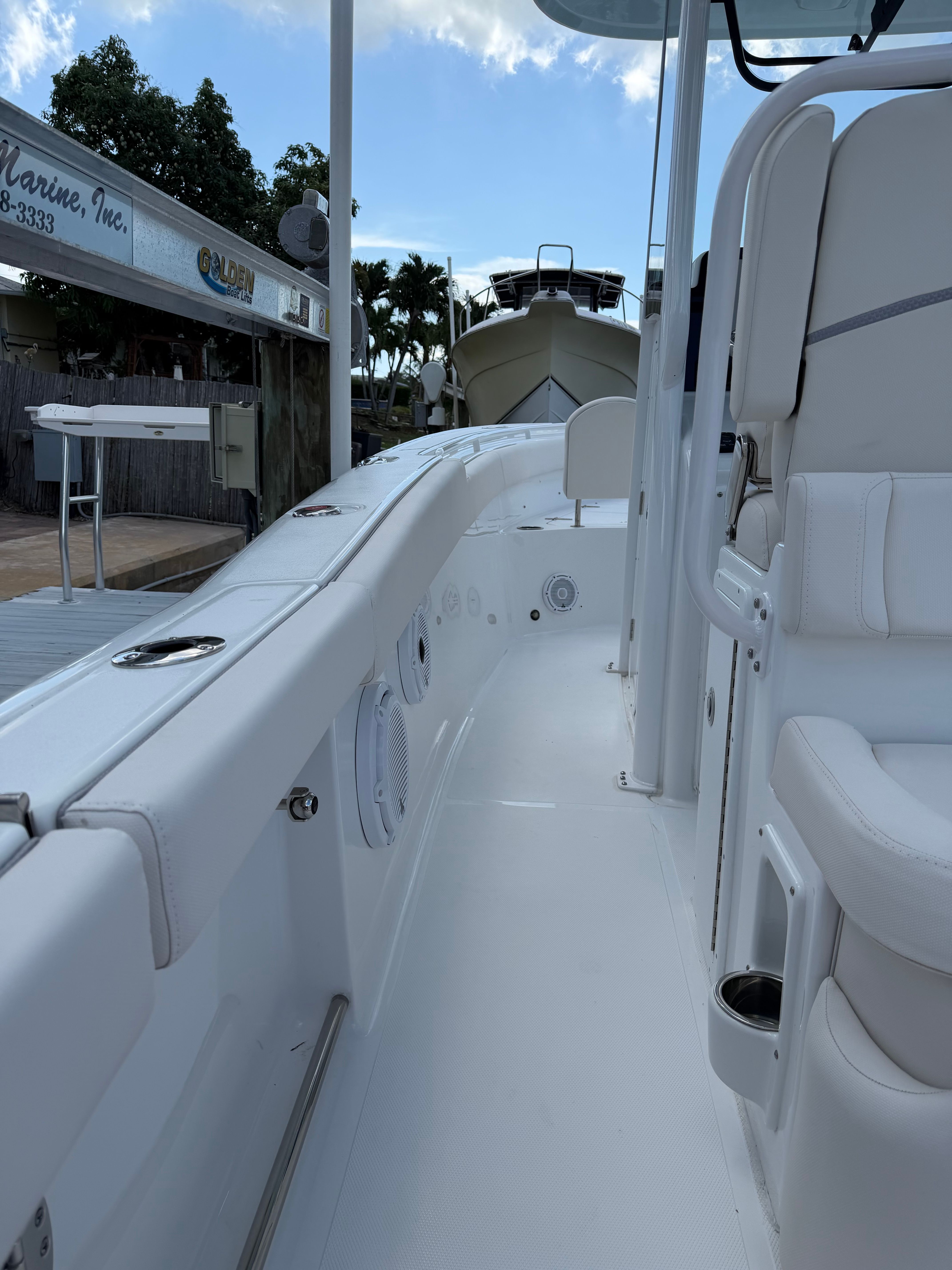 The image shows the deck of a 2024 Sea Hunt Ultra 265 SE boat.