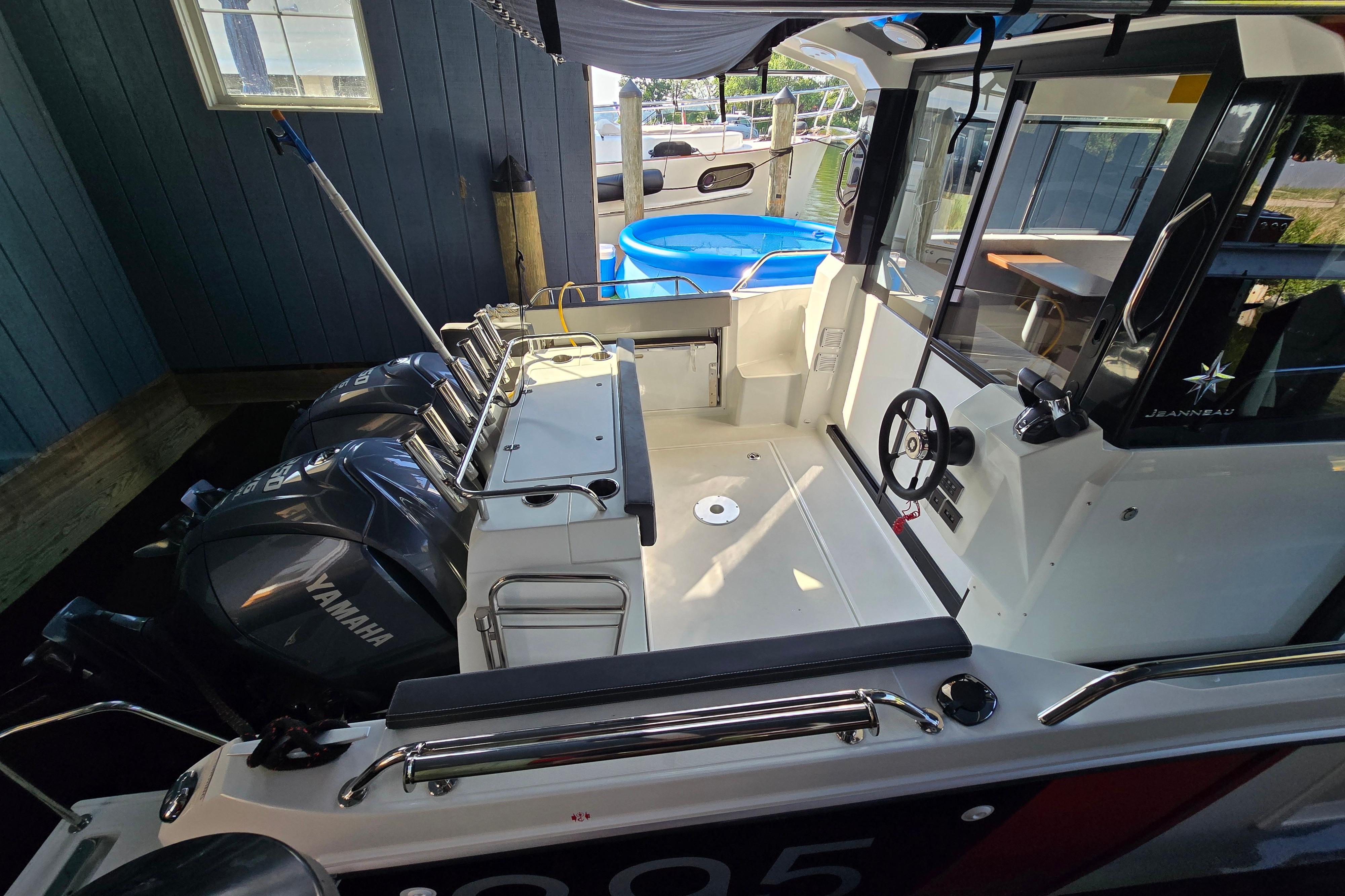 The image shows the stern of a Jeanneau NC Sport 895 boat with two Yamaha engines.