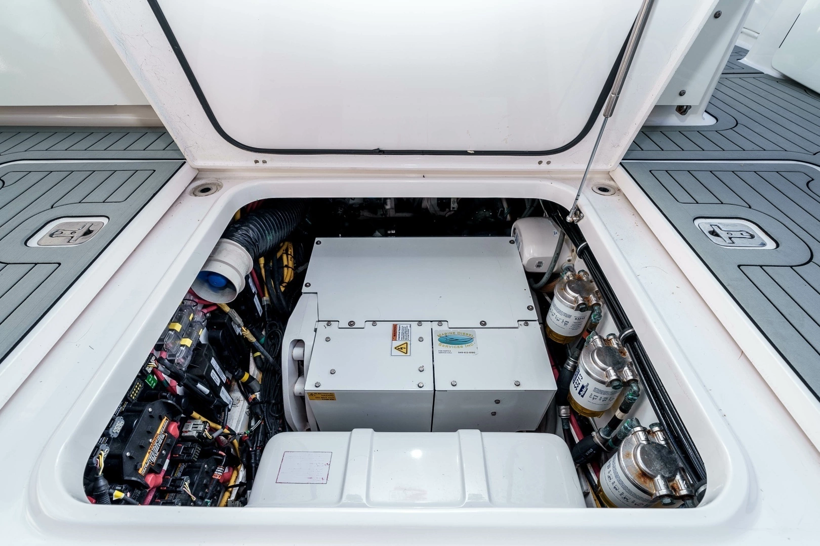 2018 Pursuit 385 Offshore - Image 17