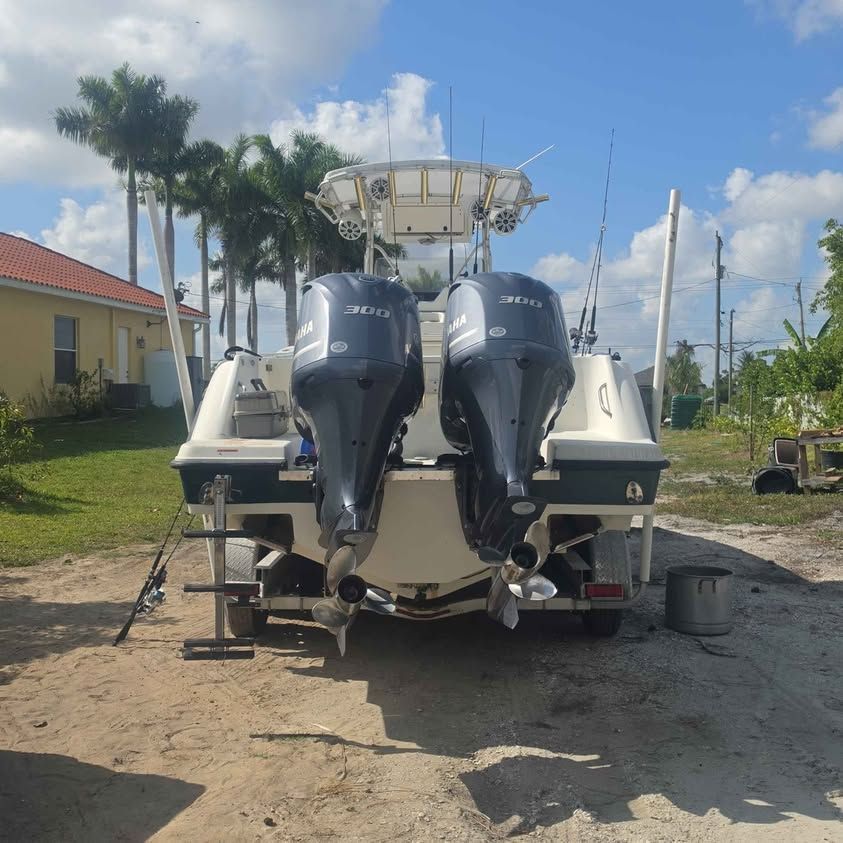 2005 Hydra-Sports Vector 2800 CC with dual Yamaha engines outdoors.