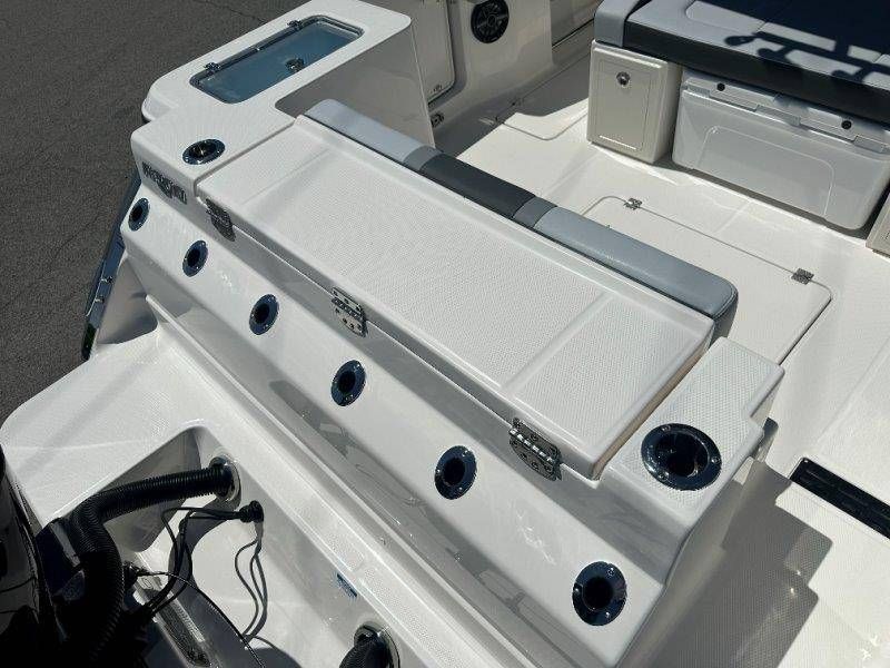 2026 Robalo R300 Center Console - 21