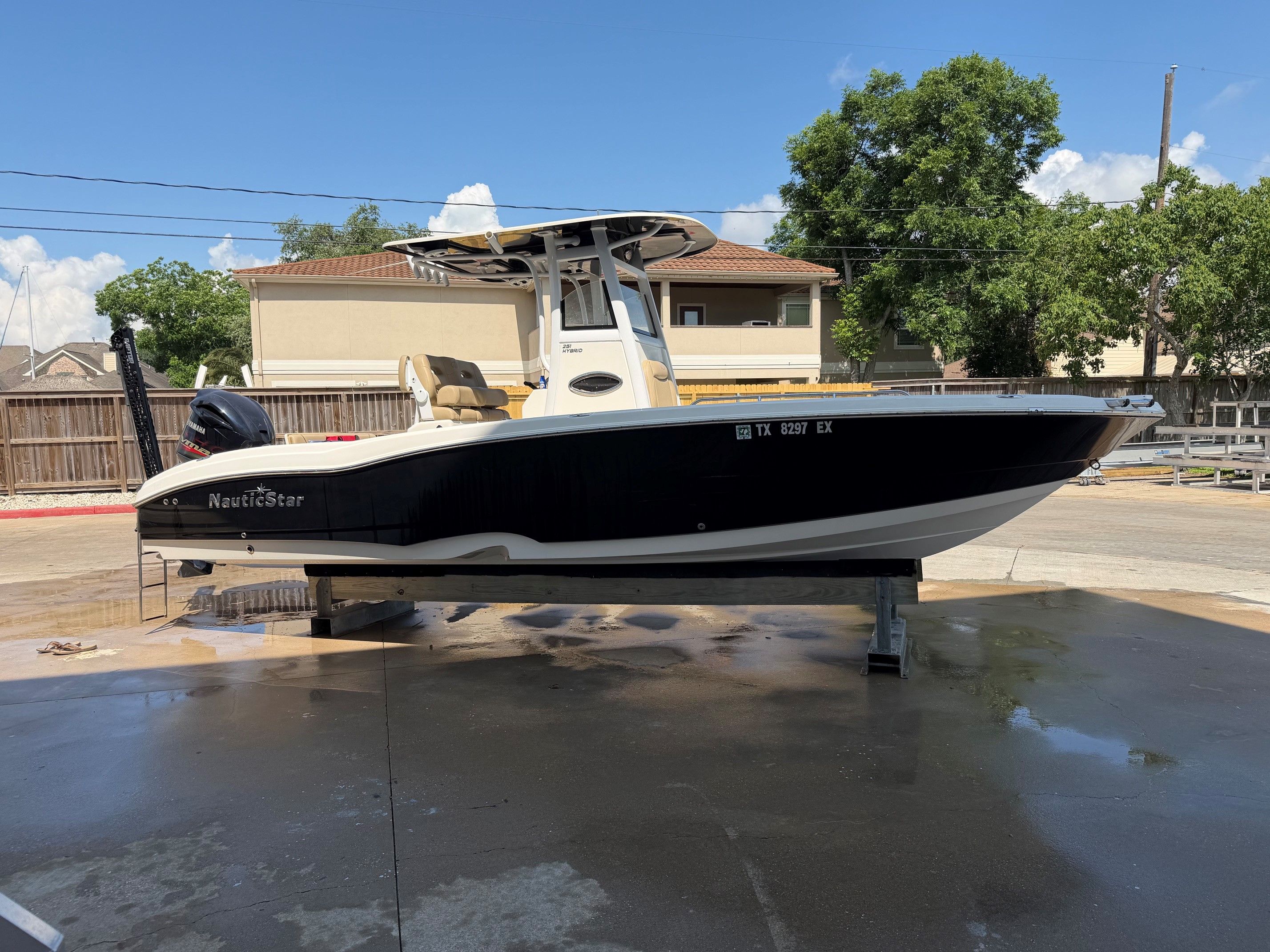 2019 NauticStar 251 Hybrid